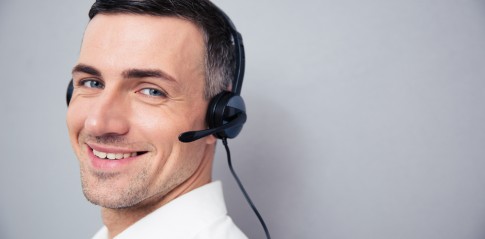 Telemeeting - prowadzenie telekonferencji - uśmiechnięty biznesmen