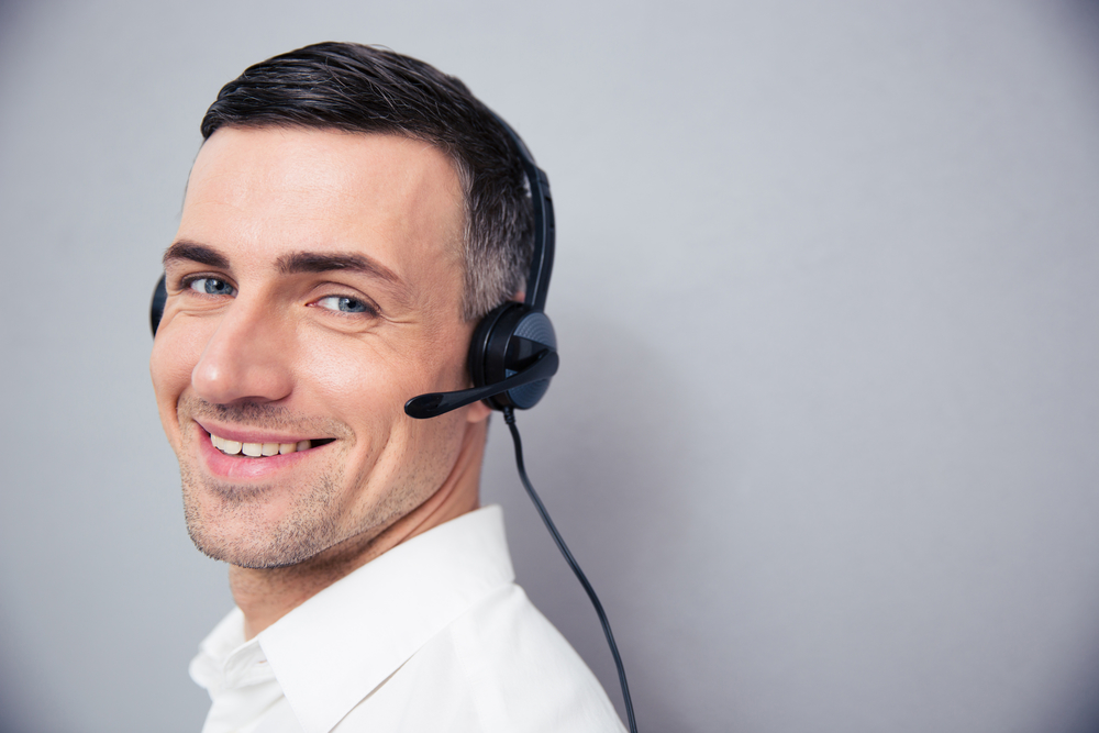 Telemeeting - prowadzenie telekonferencji - uśmiechnięty biznesmen