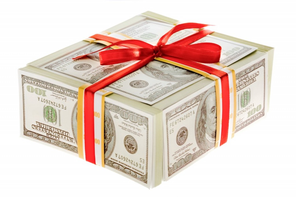 Świąteczne pożyczki jako prezent - banknoty przewiązane wstążką